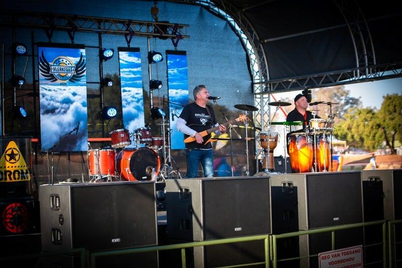 Alwyn Oberholster live met sy akoestiese gitaar-optrede